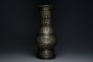 Imposant vase archa&iuml;que en bronze incrust&eacute; d'or et d'argent sur socle en bois inscrit Tao Xiang 陶湘 et Luo Zhenyu 羅振玉, Chine, Song/Ming