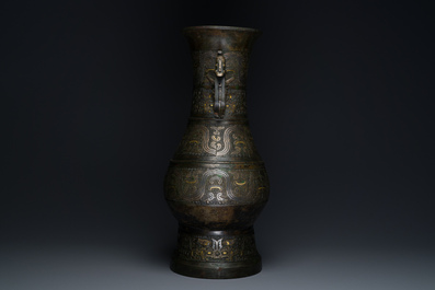 Imposant vase archa&iuml;que en bronze incrust&eacute; d'or et d'argent sur socle en bois inscrit Tao Xiang 陶湘 et Luo Zhenyu 羅振玉, Chine, Song/Ming