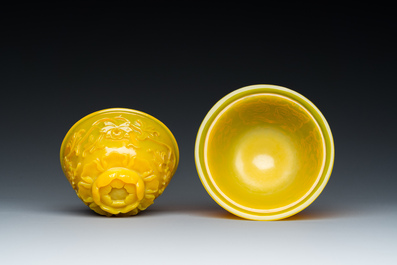 Exceptionnel bol couvert en verre jaune de P&eacute;kin, Chine, marque et &eacute;poque de Qianlong