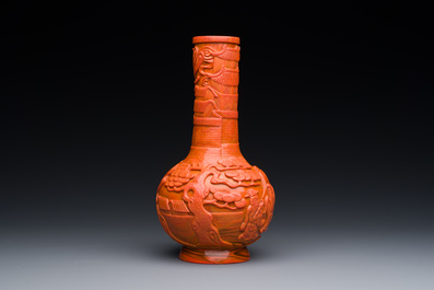 Vase de forme bouteille en verre de P&eacute;kin en rouge de corail, marque et probablement &eacute;poque de Daoguang