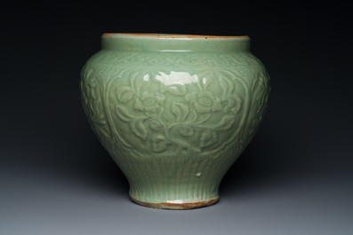 Vase en porcelaine de Chine c&eacute;ladon de Longquan &agrave; d&eacute;cor floral, Ming