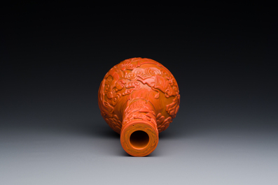 Vase de forme bouteille en verre de P&eacute;kin en rouge de corail, marque et probablement &eacute;poque de Daoguang