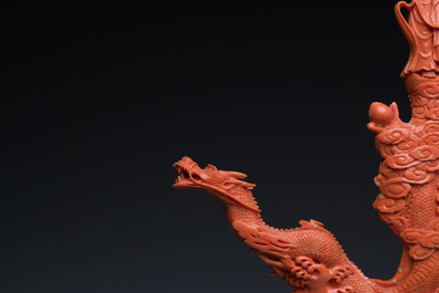 Groupe figurant une Bodhisattva debout et deux dragons en corail rouge, Chine, 19/20&egrave;me