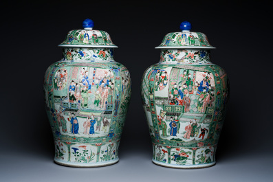 Paire de grands vases couverts en porcelaine de Chine famille verte, Kangxi