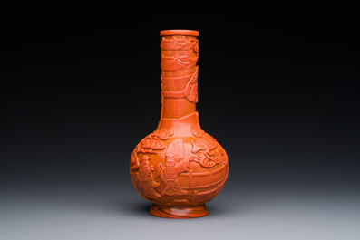 Vase de forme bouteille en verre de P&eacute;kin en rouge de corail, marque et probablement &eacute;poque de Daoguang