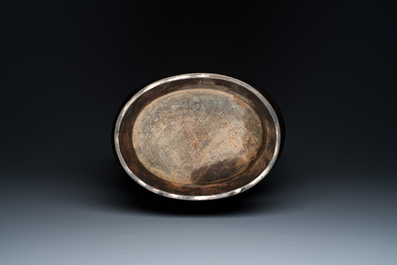Imposant vase archa&iuml;que en bronze incrust&eacute; d'or et d'argent sur socle en bois inscrit Tao Xiang 陶湘 et Luo Zhenyu 羅振玉, Chine, Song/Ming