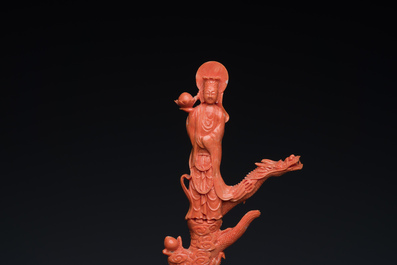 Groupe figurant une Bodhisattva debout et deux dragons en corail rouge, Chine, 19/20&egrave;me