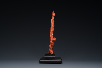 Groupe figurant une Bodhisattva debout et deux dragons en corail rouge, Chine, 19/20&egrave;me