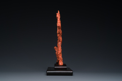 Groupe figurant une Bodhisattva debout et deux dragons en corail rouge, Chine, 19/20&egrave;me