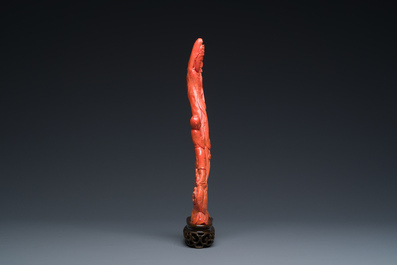 Groupe figurant Guanyin avec un gar&ccedil;on sur une fleur de lotus en corail rouge, Chine, 19/20&egrave;me