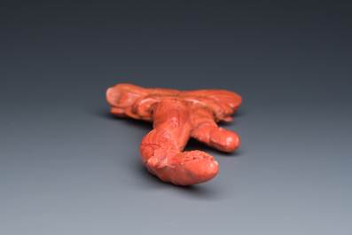 Groupe figurant Guanyin avec un gar&ccedil;on sur une fleur de lotus en corail rouge, Chine, 19/20&egrave;me