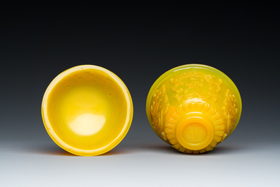 Exceptionnel bol couvert en verre jaune de P&eacute;kin, Chine, marque et &eacute;poque de Qianlong