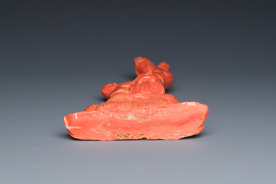 Groupe figurant Guanyin avec un gar&ccedil;on sur une fleur de lotus en corail rouge, Chine, 19/20&egrave;me