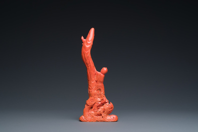 Groupe figurant Guanyin avec un gar&ccedil;on sur une fleur de lotus en corail rouge, Chine, 19/20&egrave;me