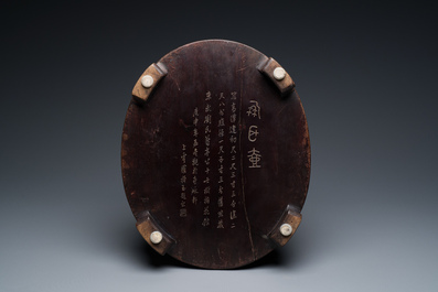 Imposant vase archa&iuml;que en bronze incrust&eacute; d'or et d'argent sur socle en bois inscrit Tao Xiang 陶湘 et Luo Zhenyu 羅振玉, Chine, Song/Ming