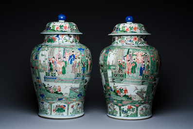 Paire de grands vases couverts en porcelaine de Chine famille verte, Kangxi