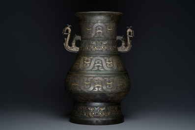 Imposant vase archa&iuml;que en bronze incrust&eacute; d'or et d'argent sur socle en bois inscrit Tao Xiang 陶湘 et Luo Zhenyu 羅振玉, Chine, Song/Ming