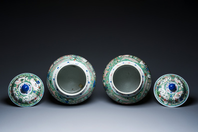 Paire de grands vases couverts en porcelaine de Chine famille verte, Kangxi