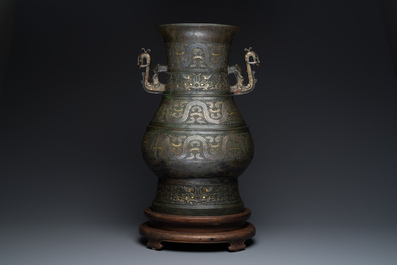 Imposant vase archa&iuml;que en bronze incrust&eacute; d'or et d'argent sur socle en bois inscrit Tao Xiang 陶湘 et Luo Zhenyu 羅振玉, Chine, Song/Ming