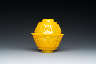 Exceptionnel bol couvert en verre jaune de P&eacute;kin, Chine, marque et &eacute;poque de Qianlong