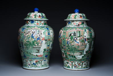 Paire de grands vases couverts en porcelaine de Chine famille verte, Kangxi