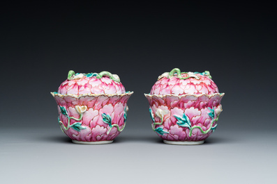 Belle paire de bols couverts sur pr&eacute;sentoirs en porcelaine de Chine famille rose, Qianlong