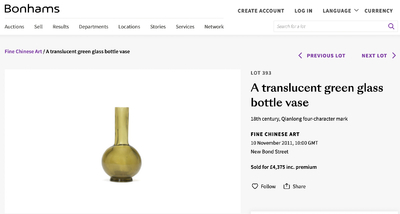 Rare vase de forme bouteille en verre de P&eacute;kin de couleur vert translucide, Chine, marque et &eacute;poque de Qianlong