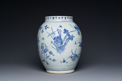 Vase en porcelaine de Chine en bleu et blanc aux d&eacute;cors floraux, &eacute;poque Transition