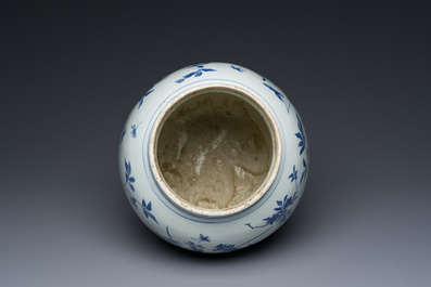 Vase en porcelaine de Chine en bleu et blanc aux d&eacute;cors floraux, &eacute;poque Transition