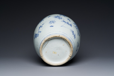 Vase en porcelaine de Chine en bleu et blanc aux d&eacute;cors floraux, &eacute;poque Transition