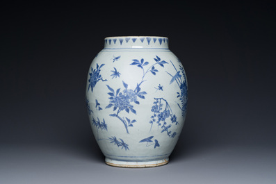 Vase en porcelaine de Chine en bleu et blanc aux d&eacute;cors floraux, &eacute;poque Transition