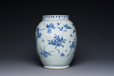 Vase en porcelaine de Chine en bleu et blanc aux d&eacute;cors floraux, &eacute;poque Transition