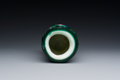 Een Chinese vierkleurige penselenbeker in Peking glas, Qianlong