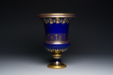 Een S&egrave;vres porseleinen Medici vaas met verguld decor op blauwe fondkleur, Frankrijk, gedateerd 1847 en 1853