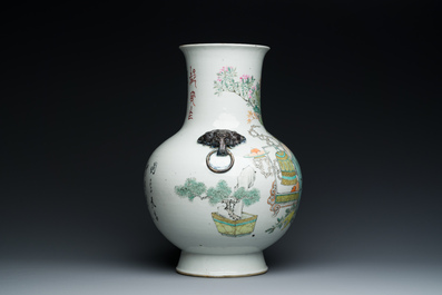 Vase de forme 'hu' en porcelaine de Chine qianjiang cai &agrave; d&eacute;cor d'antiquit&eacute;s, sign&eacute; Xu Pinheng 許品衡, marque de Tongzhi, 19/20&egrave;me