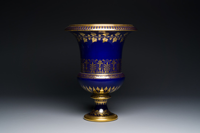 Een S&egrave;vres porseleinen Medici vaas met verguld decor op blauwe fondkleur, Frankrijk, gedateerd 1847 en 1853