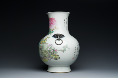Vase de forme 'hu' en porcelaine de Chine qianjiang cai &agrave; d&eacute;cor d'antiquit&eacute;s, sign&eacute; Xu Pinheng 許品衡, marque de Tongzhi, 19/20&egrave;me