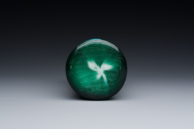 Een Chinese vierkleurige penselenbeker in Peking glas, Qianlong