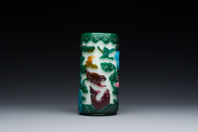 Een Chinese vierkleurige penselenbeker in Peking glas, Qianlong