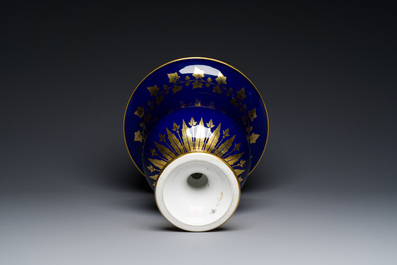 Een S&egrave;vres porseleinen Medici vaas met verguld decor op blauwe fondkleur, Frankrijk, gedateerd 1847 en 1853