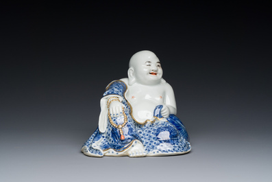 Bouddha en porcelaine de Chine en bleu et blanc, marque de You Lin Ji Zao 游林記造, R&eacute;publique