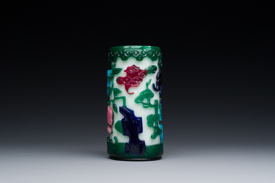 Een Chinese vierkleurige penselenbeker in Peking glas, Qianlong
