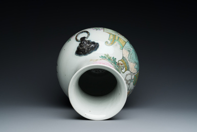 Vase de forme 'hu' en porcelaine de Chine qianjiang cai &agrave; d&eacute;cor d'antiquit&eacute;s, sign&eacute; Xu Pinheng 許品衡, marque de Tongzhi, 19/20&egrave;me
