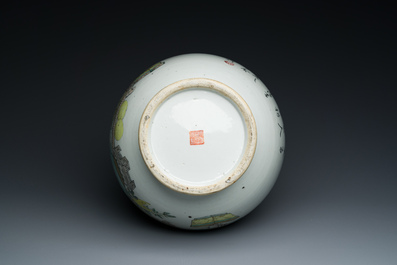 Vase de forme 'hu' en porcelaine de Chine qianjiang cai &agrave; d&eacute;cor d'antiquit&eacute;s, sign&eacute; Xu Pinheng 許品衡, marque de Tongzhi, 19/20&egrave;me