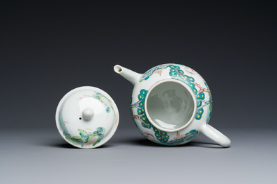 Een zeldzame Chinese famille rose theepot met erotisch decor van een Europese dame, Yongzheng