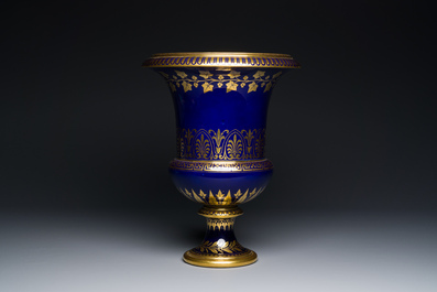 Een S&egrave;vres porseleinen Medici vaas met verguld decor op blauwe fondkleur, Frankrijk, gedateerd 1847 en 1853