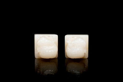 Deux sceaux sculpt&eacute;s en jade blanc en forme d'&eacute;l&eacute;phant aux caract&egrave;res Wen Yuan Ge Bao 文渊阁寳 et Wen Hua Dian Bao 文華殿寶, Chine, Qing