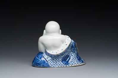 Bouddha en porcelaine de Chine en bleu et blanc, marque de You Lin Ji Zao 游林記造, R&eacute;publique