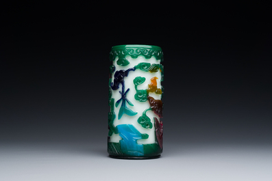 Een Chinese vierkleurige penselenbeker in Peking glas, Qianlong