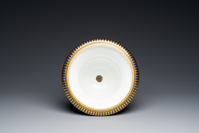 Een S&egrave;vres porseleinen Medici vaas met verguld decor op blauwe fondkleur, Frankrijk, gedateerd 1847 en 1853
